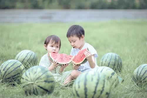 宝宝吃瓜拍照文案,宝宝甜蜜吃瓜瞬间