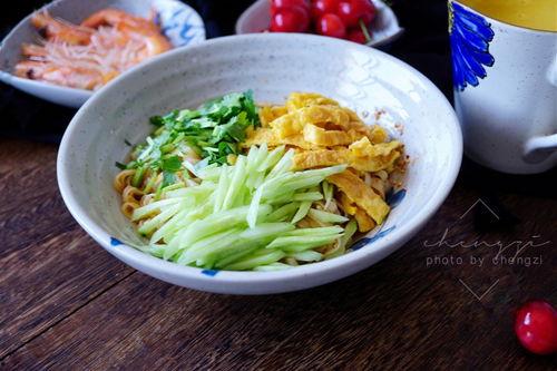 夏至吃瓜食面,瓜果飘香，面食盈盘的夏日盛宴